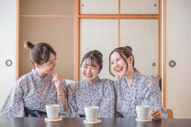 旅館でくつろぐ女性たち