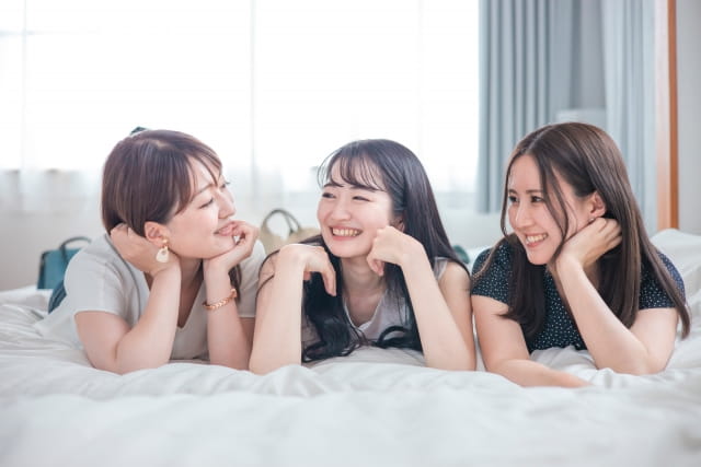 ホテルでくつろぐ女性たち